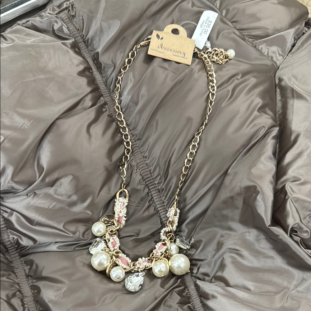Chic Gold Necklace with Pearls